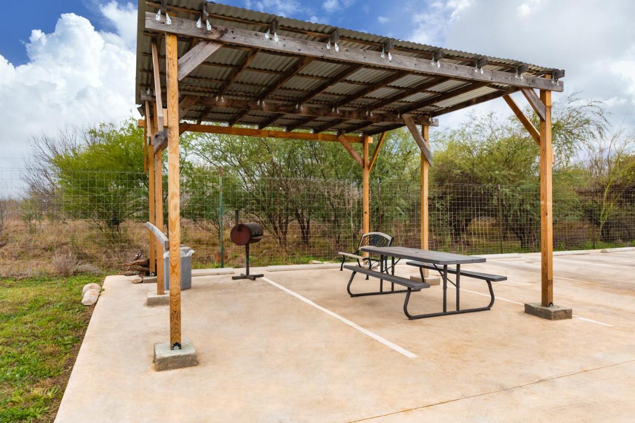 Residency Suites Cotulla Bagian luar foto